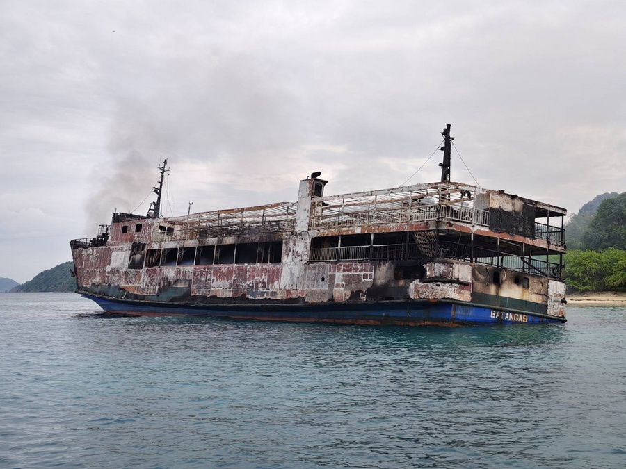 Τραγωδία σε πλοίο στις Φιλιππίνες: 5 νεκροί και δεκάδες αγνοούμενοι από πυρκαγιά, vid