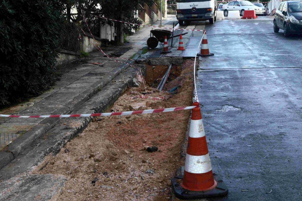 Διακοπή κυκλοφορίας στην οδό Κ. Βάρναλη στο Χαλάνδρι λόγω θραύσης αγωγού της ΕΥΔΑΠ