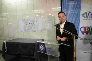 Ο Χάρης Δούκας παρουσίασε τον Απτικό Χάρτη για Άτομα με Οπτική Αναπηρία στο Μετρό «Σύνταγμα»