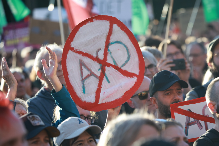 Άρχισαν να βγάζουν τον κόσμο στον δρόμο οι διεθνιστές μετά τη νίκη της δεξιάς