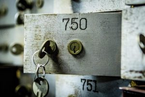 Στέλεχος ΠΑΣΟΚ: «Με πήρε η γιαγιά μου και μου είπε “θα μου πάρει ο Τσίπρας τα βραχιόλια”»