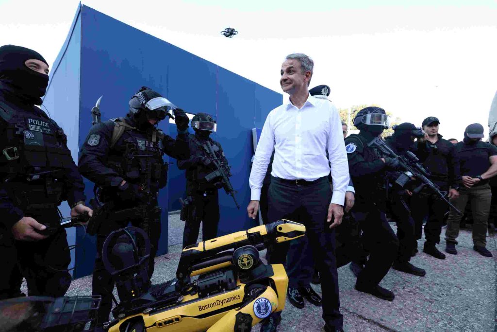 ΕΚΑΜ, ρομπότ- σκύλος και drones σε επίδειξη για την εξουδετέρωση «ταμπουρωμένου» ληστή (Vid)