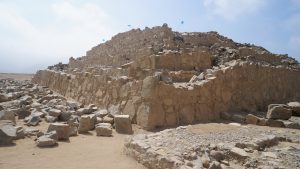 Η πέτρινη «πύλη» των Άνδεων που μοιάζει με αναποδογυρισμένο κτίσμα (Vid)