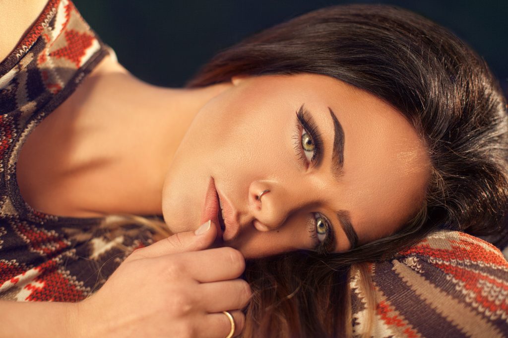 Blonzing: Η νέα τάση που αντικαθιστά το έντονο contouring