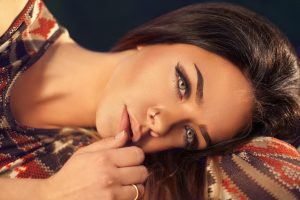 Blonzing: Η νέα τάση που αντικαθιστά το έντονο contouring