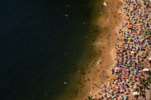 “Σαρδέλες” οι τουρίστες σε παραλία στα Χανιά – “Κόλαση” λένε κάποιοι (Vid)