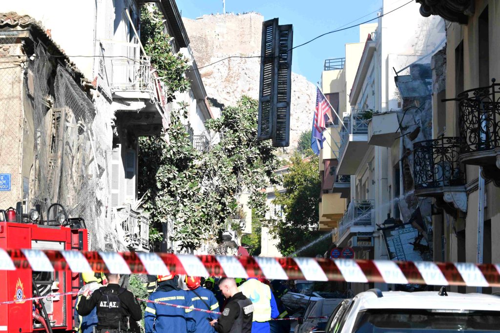 Εικόνες καταστροφής μετά την έκρηξη σε κτήριο στην Πλάκα: Απεγκλωβίστηκαν δύο γυναίκες – Ένας τραυματίας