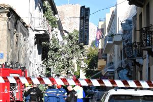 Εικόνες καταστροφής μετά την έκρηξη σε κτήριο στην Πλάκα: Απεγκλωβίστηκαν δύο γυναίκες – Ένας τραυματίας