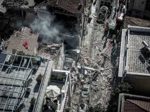 Πλάκα: Ολονύχτια επιχείρηση στα συντρίμμια για τους 6 αγνοούμενους – “Τρομακτική η έκρηξη”, είπε ο Δούκας