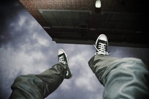 Τον βρήκαν με τα πόδια ανάποδα στην ηλιοροφή αυτοκινήτου…! Επικό vid