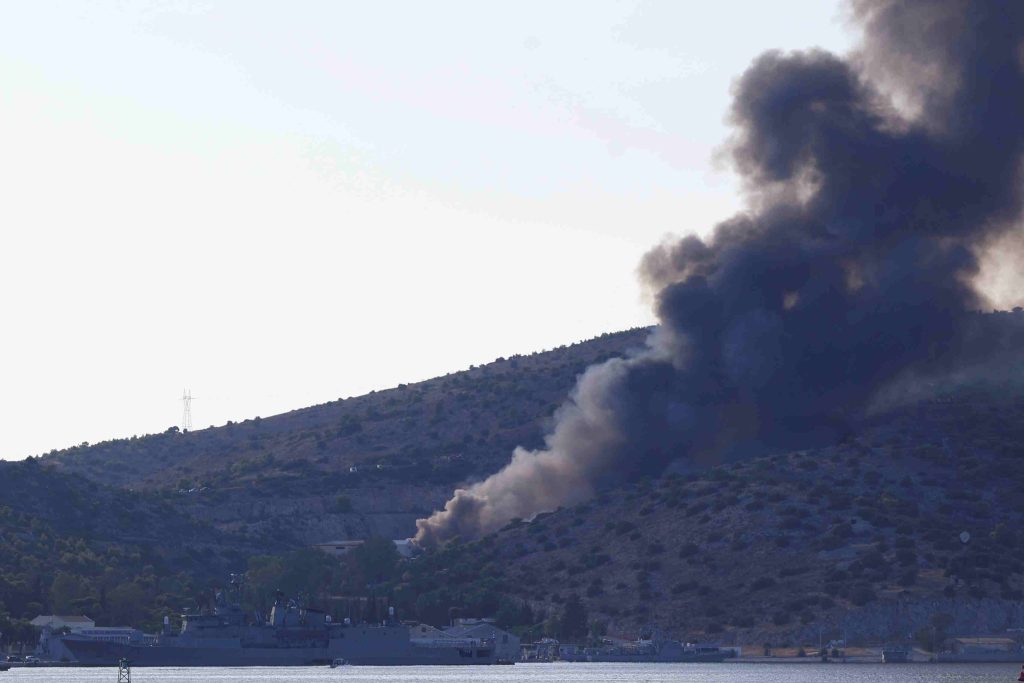 Φωτιά στο Περάνι Σαλαμίνας: Ισχυρές δυνάμεις της Πυροσβεστικής στο σημείο – Ήχησε το 112