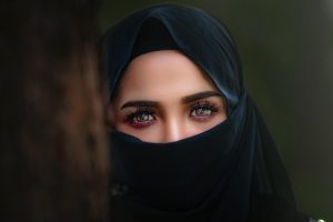 Γυναίκα με νικάμπ δοκίμαζε ψηλοτάκουνα σε κατάστημα…αλλά η ασέβειά της έγινε viral – ΒΙΝΤΕΟ