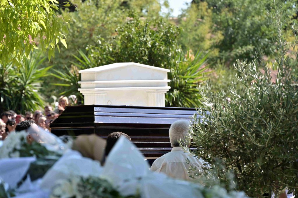 Στην «παλιά του γειτονιά» επέστρεψε για πάντα ο Γ. Μαζωνάκης – Χιλιάδες κόσμου στην κηδεία του
