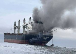 Πλοίο μεταφοράς χύδην φορτίου χτυπήθηκε από τορπίλη κοντά στο Ομάν, ένας ναυτικός σκοτώθηκε