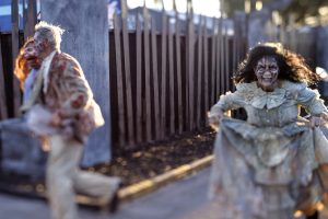 Η αυλή με τα…Zombie! Στις ΗΠΑ έχουν ξεφύγει με το Halloween! ΒΙΝΤΕΟ
