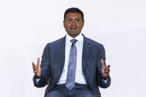 Επικεφαλής της Palantir λέει πως ερευνητές άρχισαν το κάπνισμα για να αποδείξουν πως η…ΑΙ θα θεραπεύσει τον καρκίνο! Vid