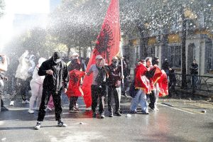 Τεταμένη παραμένει η κατάσταση στα Τίρανα και σε πολλές πόλεις όπου συνεχίζονται οι διαδηλώσεις