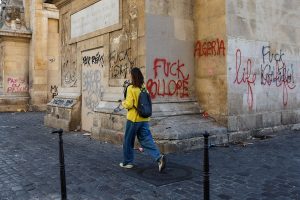 Γάλλος διαδηλωτής αποτυπώνει την φράση “πήραν φωτιά τα μπατζάκια μας!” – Vid
