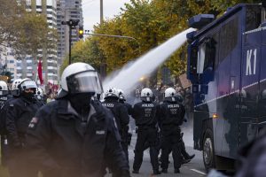 Bόμβα μολότοφ πέφτει πάνω σε Γάλλο αστυνομικό και αρπάζει φωτιά! Επεισόδια στη Γαλλία, vid