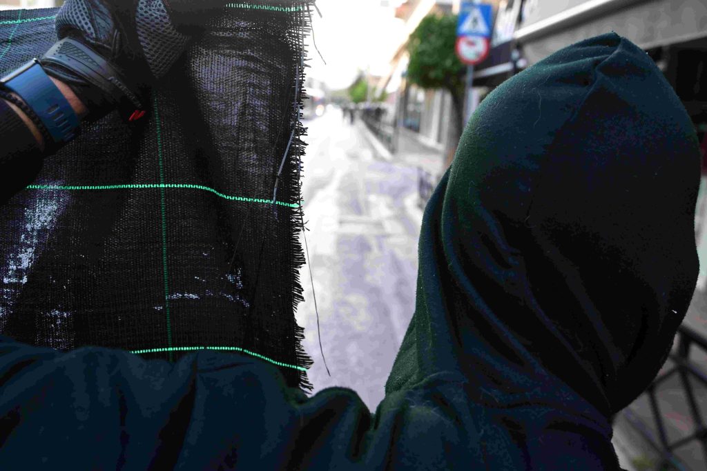 Με κακούργημα κατηγορούνται οι δράστες της επίθεσης με μαχαίρι στην Ελευσίνα