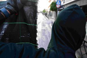 Με κακούργημα κατηγορούνται οι δράστες της επίθεσης με μαχαίρι στην Ελευσίνα