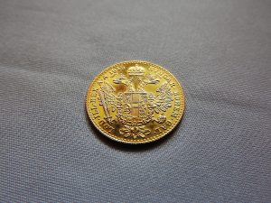 Το σπάνιο χρυσό νόμισμα που ανοίγει με κρυφό κουμπί και κρύβει έναν θησαυρό (Vid)