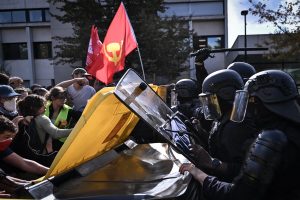 Η Γαλλική κυβέρνηση κατηγορεί τη ριζοσπαστική αριστερά για ταραχές στα σχολεία