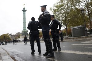 Γέμισαν με τεθωρακισμένα οχήματα και ένστολους οι γαλλικές πόλεις – Περιμένουν νέα έκτροπα – Vid