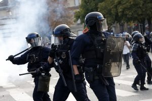 Οι παράξενες ασπίδες με το πράσινο φως στο Παρίσι που έγιναν viral