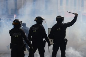 Ένας νεκρός στις ταραχές της Γαλλίας – Κατέρρευσε μετά από ανακοπή