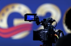 Viral τα πλάνα με τον χαλαρό Λαβρόφ να κραδαίνει το… ουισκάκι του στις ΗΠΑ – Vid