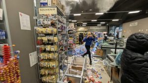 Μιλάνο: Νέα επεισόδια, λεηλατήθηκαν σουπερμάρκετ και καταστήματα ρούχων