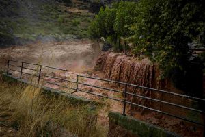Κακοκαιρία στα Χανιά: Οχτώ υπάλληλοι εγκλωβισμένοι στη Σαμαριά