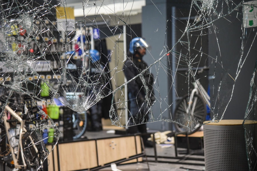 Συγκλονιστικό ΒΙΝΤΕΟ: Εργαζόμενοι σε σούπερ μάρκετ πολιορκούνται από τον μαινόμενο όχλο