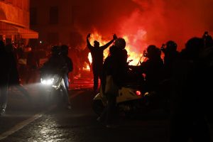 Χαλαρά! Απολάμβαναν το ποτάκι τους στο Παρίσι ενώ πίσω τους καίγονταν τα πάντα – Vid