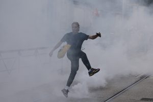 Εποχή σκότους: Όχλος «μαθητών» σπάει ό,τι βρει, ακόμα και μουσικά όργανα – Vid