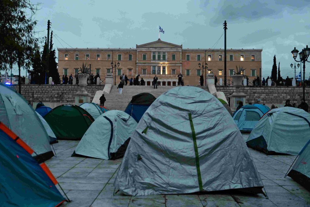 Ξεκινάει και στην Ελλάδα; Σκηνές στο Σύνταγμα και συγκέντρωση στο υπουργείο Οικονομικών από φοιτητές