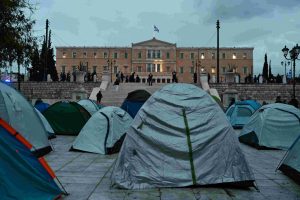 Ξεκινάει και στην Ελλάδα; Σκηνές στο Σύνταγμα και συγκέντρωση στο υπουργείο Οικονομικών από φοιτητές