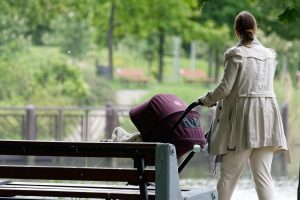 Εξοργιστικό ΒΙΝΤΕΟ: Αγόρι πήγε να αναποδογυρίσει καροτσάκι με βρέφος στη μέση του δρόμου