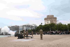 Θεσσαλονίκη: Άρχισαν οι εκδηλώσεις για τον τριπλό εορτασμό – 21 κανονιοβολισμοί στον Λευκό Πύργο (Vid)