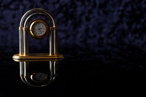 Ανατριχίλα: Άνθρωπος «παγιδευμένος» σε ρολόι που ζωγραφίζει τον χρόνο (Vid)