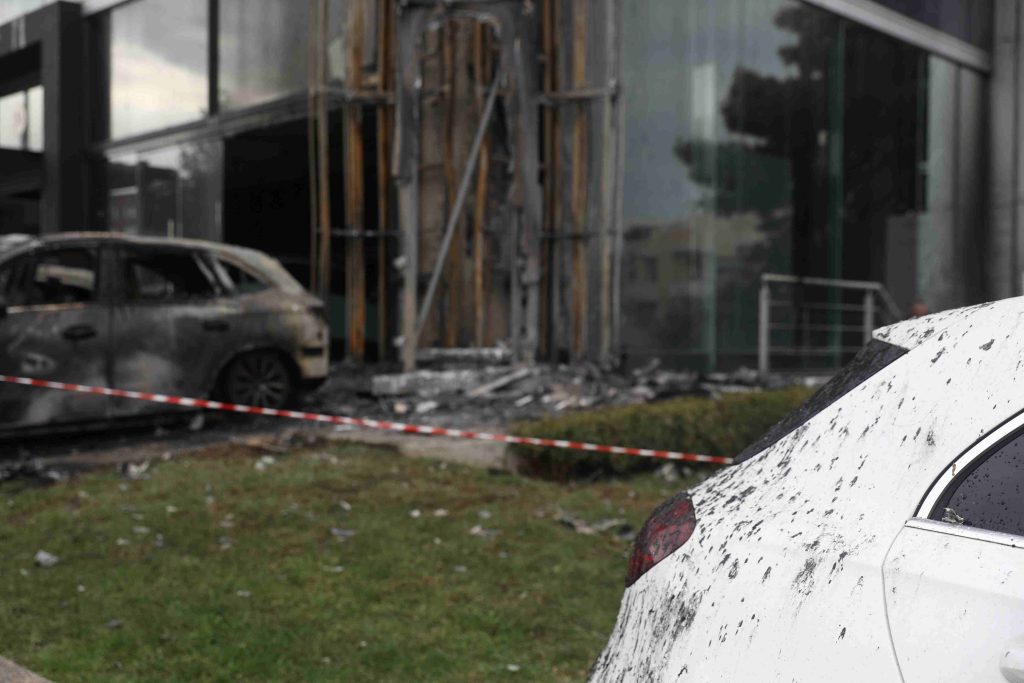 Εμπρηστική επίθεση σε αντιπροσωπεία αυτοκινήτων στη Γλυφάδα – ΦΩΤΟ
