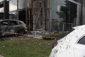 Εμπρηστική επίθεση σε αντιπροσωπεία αυτοκινήτων στη Γλυφάδα – ΦΩΤΟ