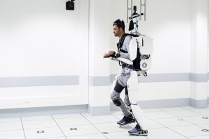 Ρομποτικός εξωσκελετός δίνει ξανά ελπίδα σε γυναίκα με παραπληγία (Vid)