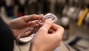 Μας εκπαιδεύουν να μην έχουμε τίποτα δικό μας: Νοικιάζουν ακόμα και γυαλιά οράσεως