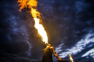 Πήγε να κάνει το κόλπο με την φλόγα στο στόμα…Δεν πήγε καλά! Vid