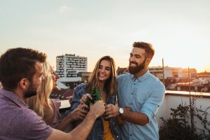 Πήγε για ποτό στην Καλιφόρνια και βρέθηκε χρεωμένη με…44,5 δισ. ευρώ! Vid