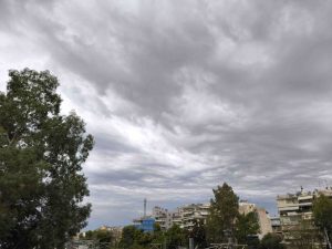 Καιρός: Συνεχίζεται η αστάθεια σήμερα με βροχές, καταιγίδες και πτώση της θερμοκρασίας