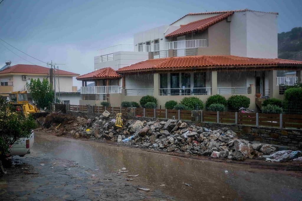 Συνεχίζονται τα προβλήματα στο οδικό Περιφερειακό δίκτυο της Κρήτης από την κακοκαιρία και τα έντονα καιρικά φαινόμενα
