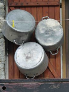 Έξυπνα tips για να αφαιρέσετε επίμονα σημάδια καψίματος από εμαγιέ κατσαρόλες χωρίς να καταστρέψετε το χρώμα τους